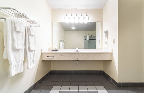 Put-in-Bay Hotel | Lakefront Hotel Guest Room - Sleeps 4