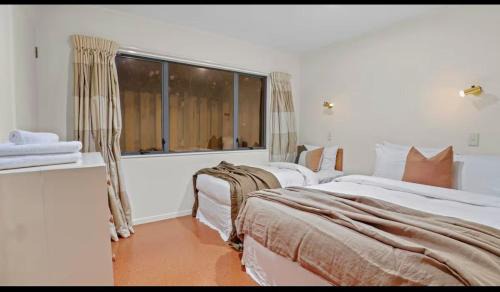 Waitahanui House | Lakefront House Stunning Sunsets