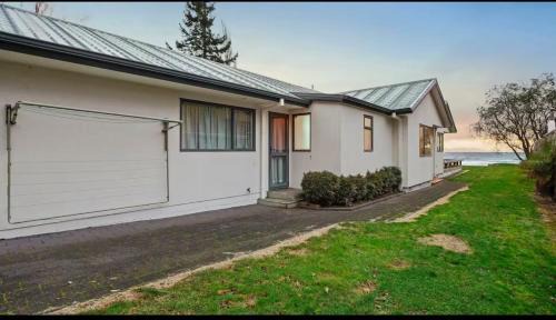 Waitahanui House | Lakefront House Stunning Sunsets