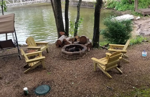 Rocky Mount House | Lakefront house with your own beach