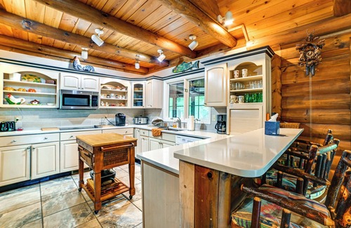 Kuttawa Cabin | Lakefront Kuttawa Cabin w/Private Dock & Hot Tub!