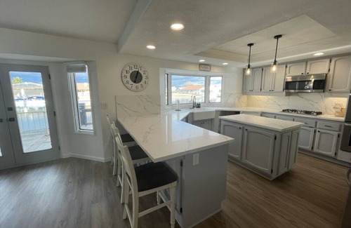 Victorville House | Lakefront Lake House Retreat