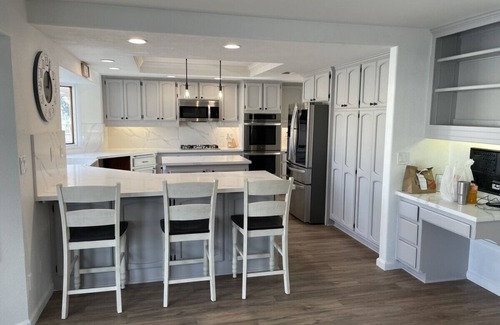 Victorville House | Lakefront Lake House Retreat