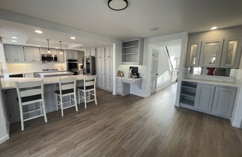 Victorville House | Lakefront Lake House Retreat