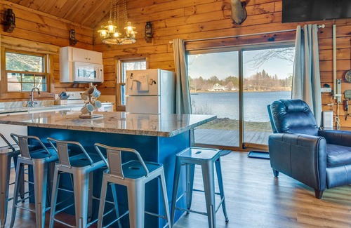 Poyntelle Cabin | Lakefront Lakewood Log Cabin w/ Deck & Grill!