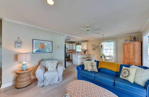 Southmont House | Lakefront Lexington Vacation Rental w/Dock!