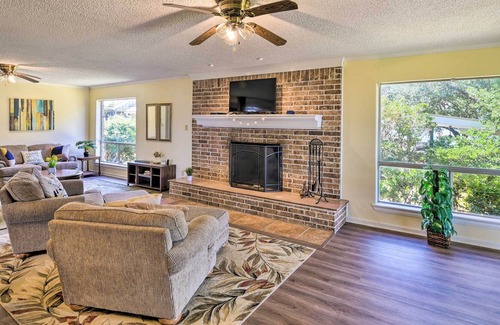 West Livingston House | Lakefront Livingston Retreat w/ Fire Pits!