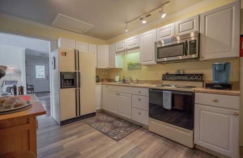 Southmont Apartment | Lakefront Loft with private deck, kayaks, paddleboards, fishing, firepit, fun.