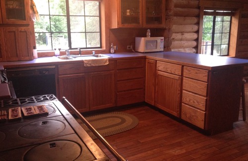 Clinton Cabin | Lakefront Log-Cabin Retreat