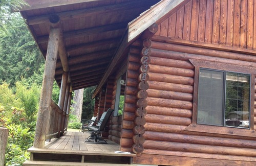Clinton Cabin | Lakefront Log-Cabin Retreat