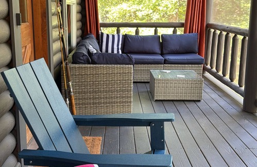 Townville Cabin | Lakefront Log Cabin + Wooded Paradise + Close to Clemson + 2 Kayaks