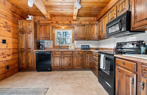Barnstead House | Lakefront Log Home | Pedal Boat | Kayaks | AC