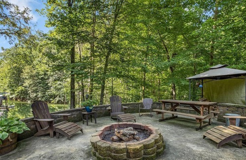 Tazewell House | Lakefront log home with private dock and cove
