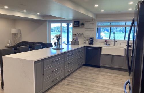Shawnigan Lake House | Lakefront lower suite with sport court, Hot tub! Family Friendly and sleeps 8!
