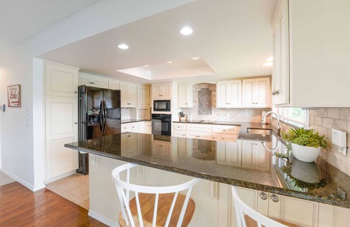 Bella Vista House | Lakefront Lux: Tranquil & Comfy Robin's Nest