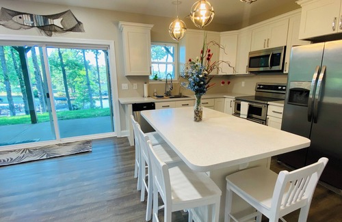 Gilbert Apartment | Lakefront Luxury Apartment on Lake Murray ~ Next to Marina