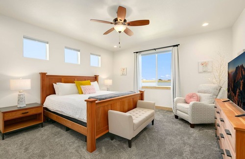 Centerra House | Lakefront Luxury | Hot Tub, Pool Table & Views!