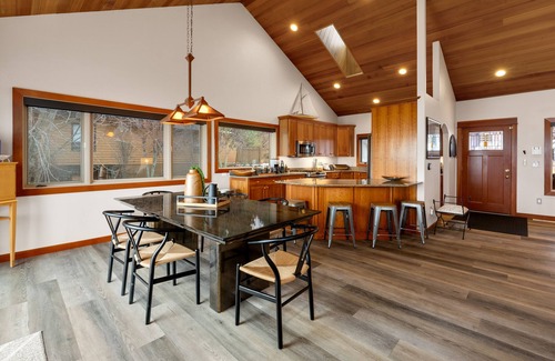 Sandpoint House | Lakefront Luxury, your own private beach & dock and close to Sandpoint