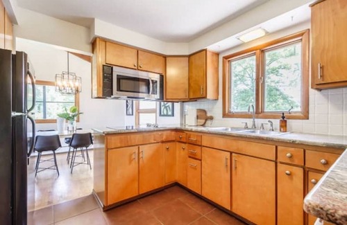 East Palmyra Cottage | Lakefront Midcentury Cottage