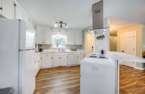 Milledgeville House | Lakefront Milledgeville Home w/Private Dock!