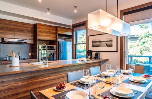 Lac Superieur Village House | Lakefront, Mountain View - 2 Bds Superior Resort Suite