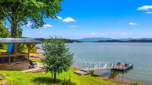 Dandridge House | Lakefront Mountain Oasis