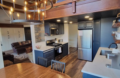 June Lake Apartment | Lakefront Mountain Retreat, Lake views, Newly Renovated, Dogs Welcome