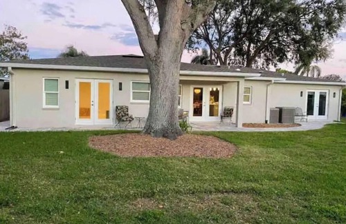 Disston Heights House | Lakefront near the beach
