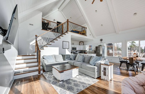 New London House | Lakefront New London Retreat w/Dock & Hot Tub!