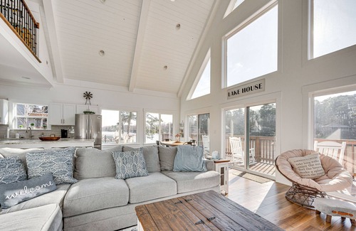 New London House | Lakefront New London Retreat w/Dock & Hot Tub!