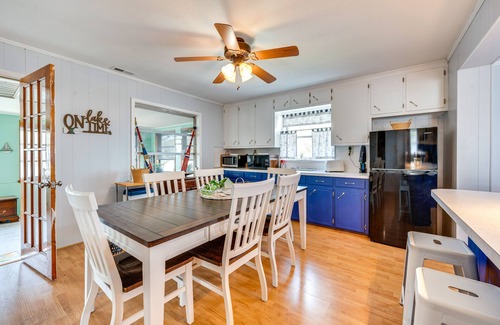 New London House | Lakefront New London Home: Dock, Fire Pit + Views!