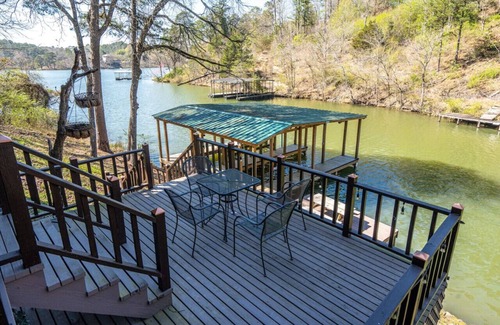 Jones Mills House | Lakefront Oasis: 4BR, Boat Dock