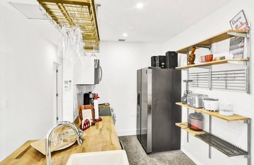 West Park House | Lakefront Oasis: Pool, Kayak & Beach Volleyball