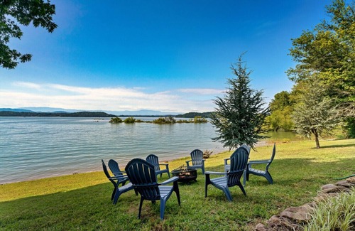 Dandridge House | Lakefront Oasis- Steps to Water- Private Boat Ramp