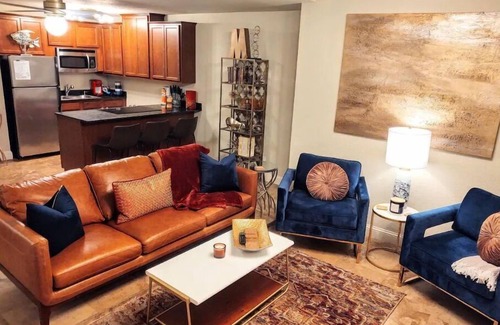 Mid America House | Lakefront Oasis
