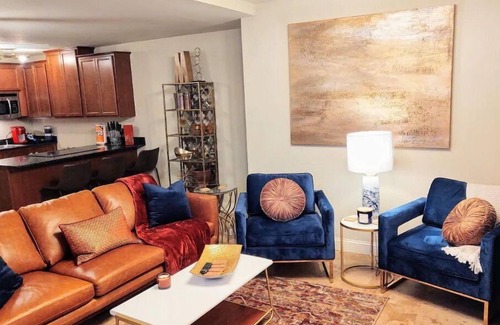 Mid America House | Lakefront Oasis