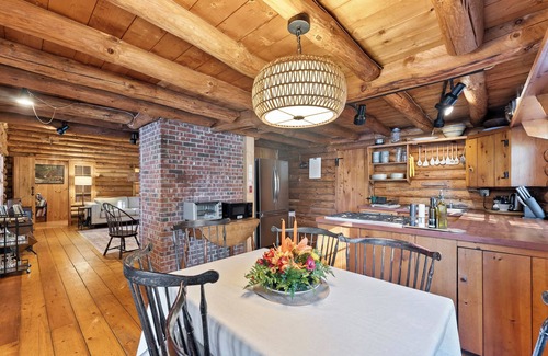 Williamsburg House | LAKEFRONT OASIS w/sauna + gym