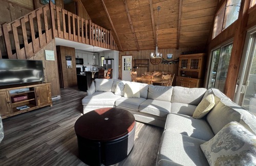 Lakeville Ski Chalet | Lakefront on Wallenpaupack with Hot Tub - Pet Friendly