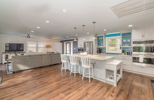 Mooresville House | Lakefront, Paddleboards, Kayaks, & Pickleball!