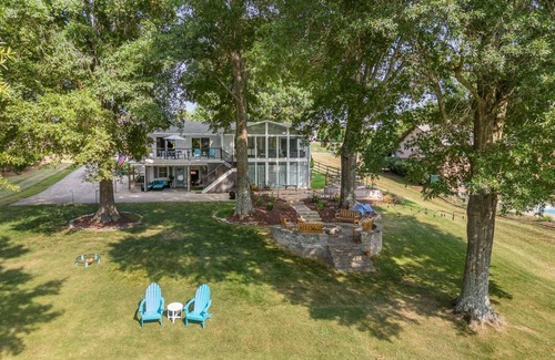 Mooresville House | Lakefront, Paddleboards, Kayaks, & Pickleball!