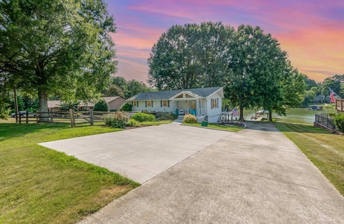 Mooresville House | Lakefront, Paddleboards, Kayaks, & Pickleball!