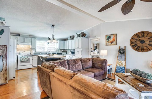 Greenwood County House | Lakefront Paradise, Dock + Kayaks & Game Room