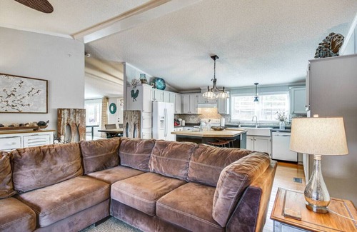 Greenwood County House | Lakefront Paradise, Dock + Kayaks & Game Room