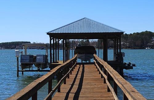 Mayhew House | Lakefront Paradise