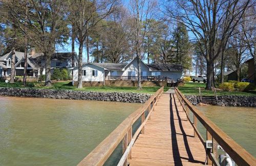 Mayhew House | Lakefront Paradise