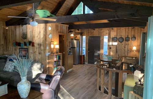 Gainesville Cottage | Lakefront Pet friendly with Hot Tub & Private Dock