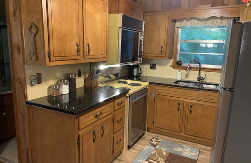 Gainesville Cottage | Lakefront Pet friendly with Hot Tub & Private Dock