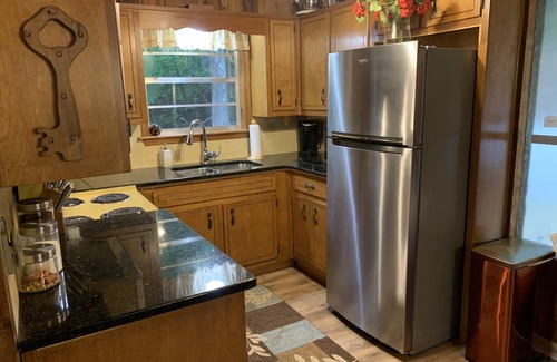Gainesville Cottage | Lakefront Pet friendly with Hot Tub & Private Dock