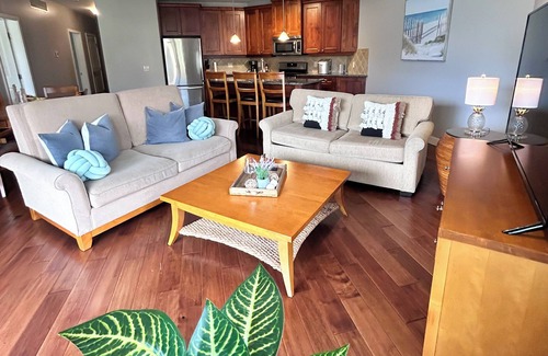 Central Okanagan Condo | *LAKEFRONT + POOL VIEW* 3br/2bath Spacious + Beautiful Condo