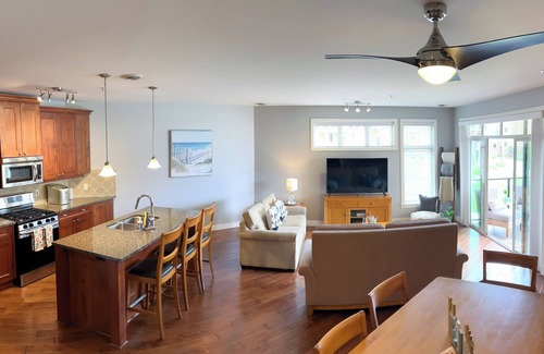 Central Okanagan Condo | *LAKEFRONT + POOL VIEW* 3br/2bath Spacious + Beautiful Condo